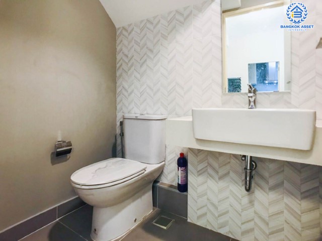 *****ทาวน์เฮ้าส์มือสองย่านกรุงเทพฯ ม.อินดี้ ศรีนครินทร์-ร่มเกล้า หลังมุม! จัดสรรคได้ทุกความสุข บนเนื้อที่มากสุดถึงเกือบ 35 ตร.ว. ฟังก์ชัน 3 ห้องนอน 3 ห้องน้ำ 2 ที่จอดรถ เป็นส่วนตัว วิวเปิดโล่ง บนทำเลใกล้สนามบินสุวรรณภูมิ, รถไฟฟ้าสายแอร์พอร์ตเรลลิงก์ "สถานีลาดกระบัง" และทางด่วน "มอเตอร์เวย์"